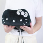 murmur 山丘頸枕(絨毛電繡)｜hello kitty（黑白格）｜附收納袋、吊飾：圖片 3