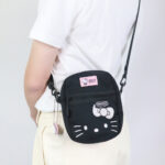 murmur 輕量旅行mini包(電繡)｜hello kitty （低調黑）｜附吊飾：圖片 6