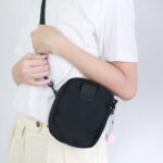 murmur 輕量旅行mini包(電繡)｜hello kitty （低調黑）｜附吊飾：圖片 5