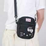 murmur 輕量旅行mini包(電繡)｜hello kitty （低調黑）｜附吊飾：圖片 4